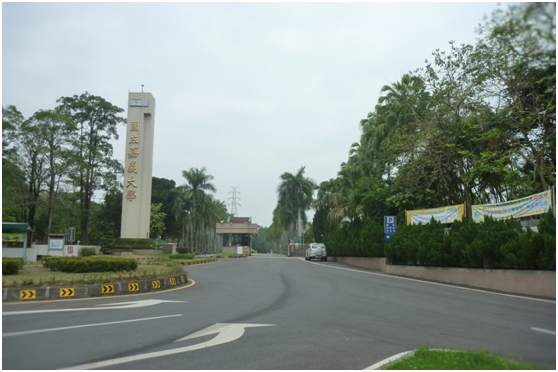 坐落湖蘭潭水庫風景區旁的嘉大蘭潭校區，校園內動植物生態資源豐富，因此校園時見誤入的蛇類。瑭芯/攝
