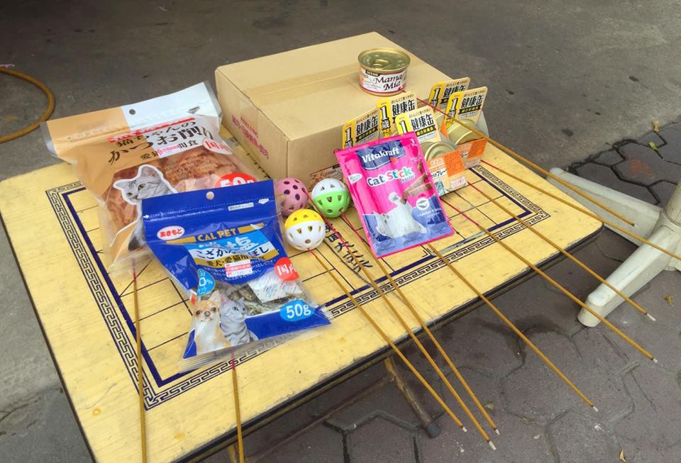 圖為網友梁先生和同事為浪浪準備的祭品。　梁先生/提供