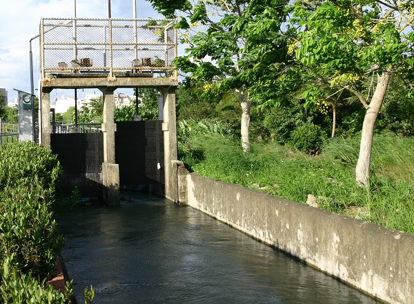 Ｕ型溝流量大，是水利工程的創新，其特點是溝壁溝壁垂直陡峭，未通水見底時常成為動物的死亡陷阱。蕭士塔/攝