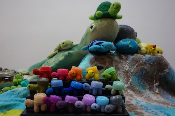 林郁芷的羊毛氈龜龜作品們，擺在一起非常壯觀！墊在下面的海洋毯也是羊毛氈材質。　黃靖雅/攝