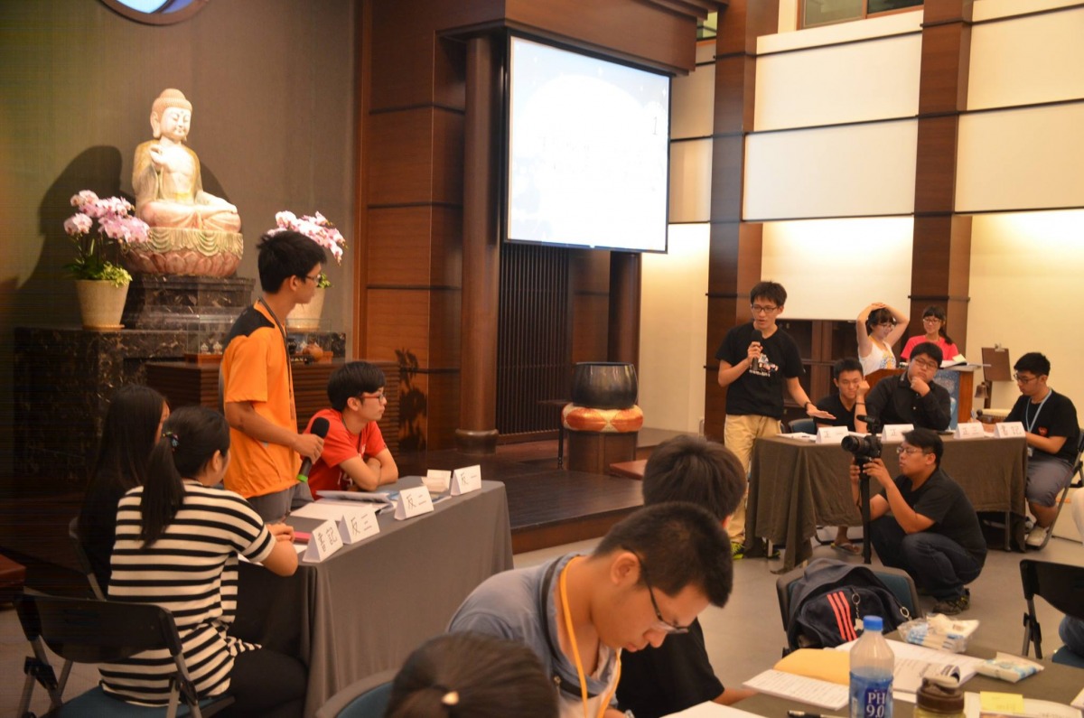 第三天晚上辯論，照片中題目為「生態保護區是否該移除流浪狗？」。取自大動連粉專。