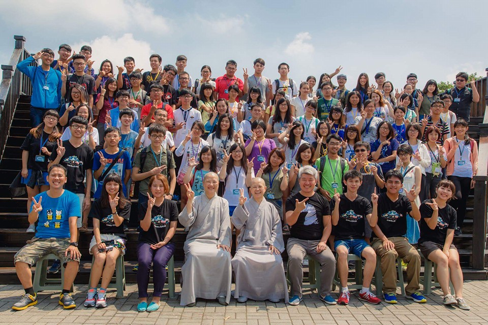 第一天全體合照，攝於活動地點弘誓學院看台。取自大動連粉專。