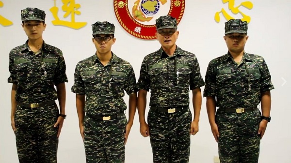 防空警衛群指揮官鍾香鑽上校(右二)於2016年6月27日帶著涉案的志願役中士陳祐才(左二)、志願役一兵張峰瑜(右一)、義務役一兵胡家瑋(左一) 向全國民眾道歉。　「中華民國海軍陸戰隊」臉書影片截圖