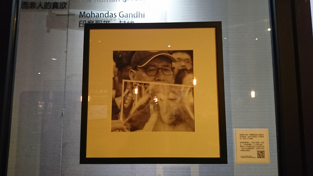 在台灣獼猴告別式中，林金福捧著頂頂的照片不停落淚。　林美吟/提供