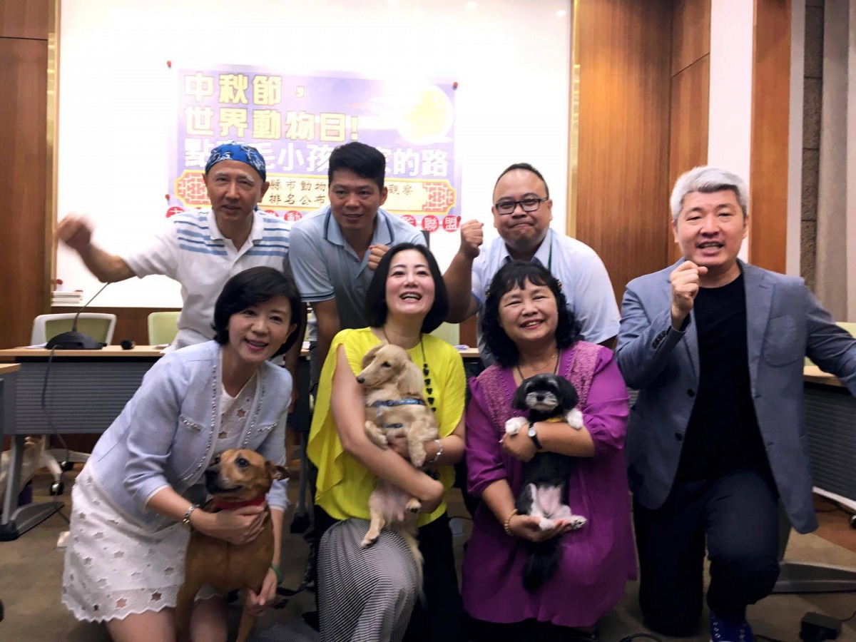 動督盟與立委一同關心毛孩們的權益。台灣動物保護行政監督聯盟/提供