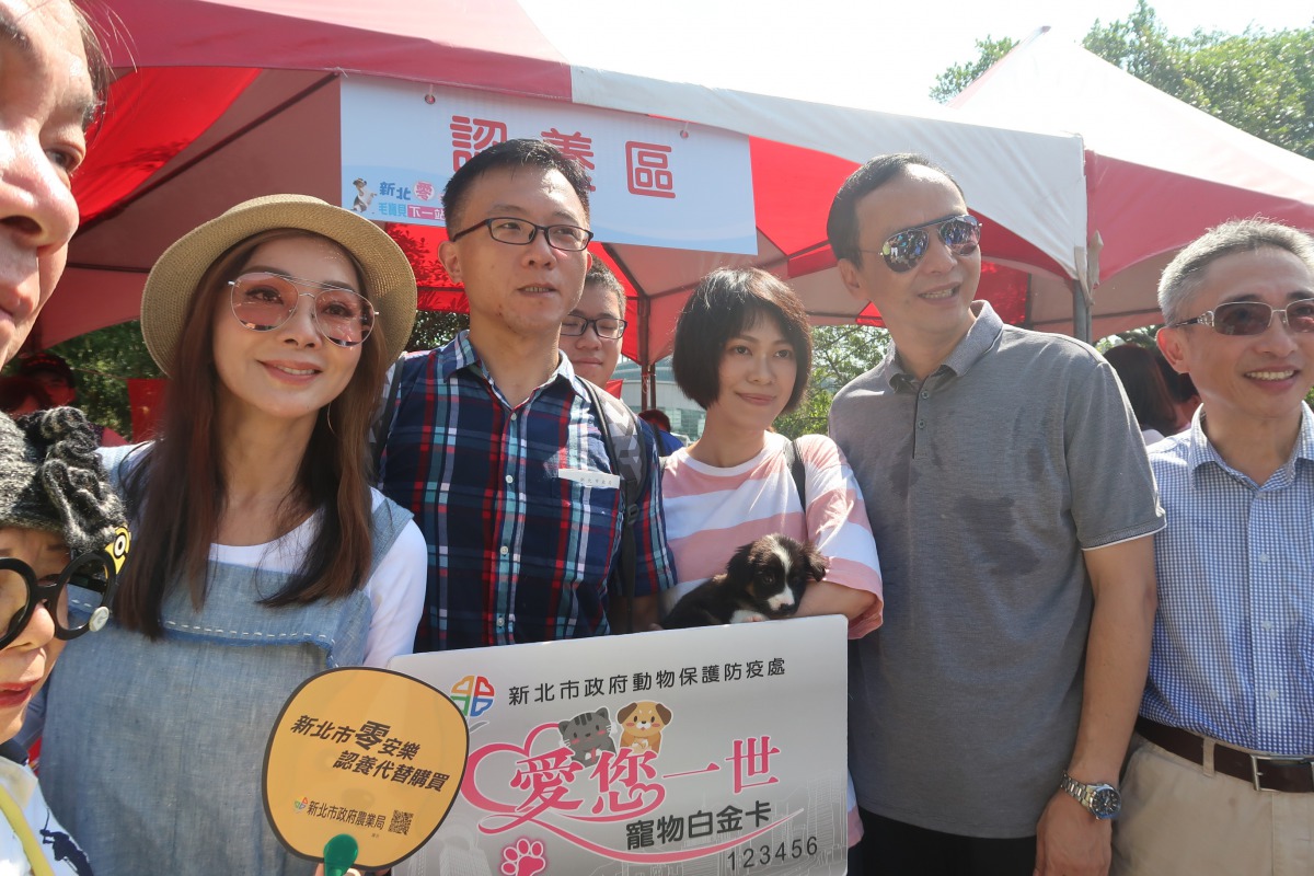 朱立倫與陳美鳳跟領養狗的民眾合影。朱曼寧/攝影