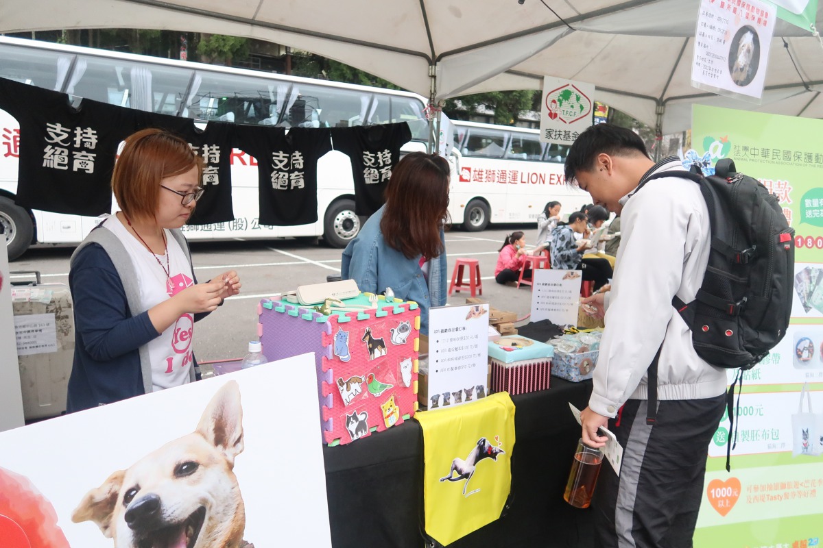 中華民國保護動物協會義賣攤販，許多民眾前來購買環保餐具。凃琍甄/攝影