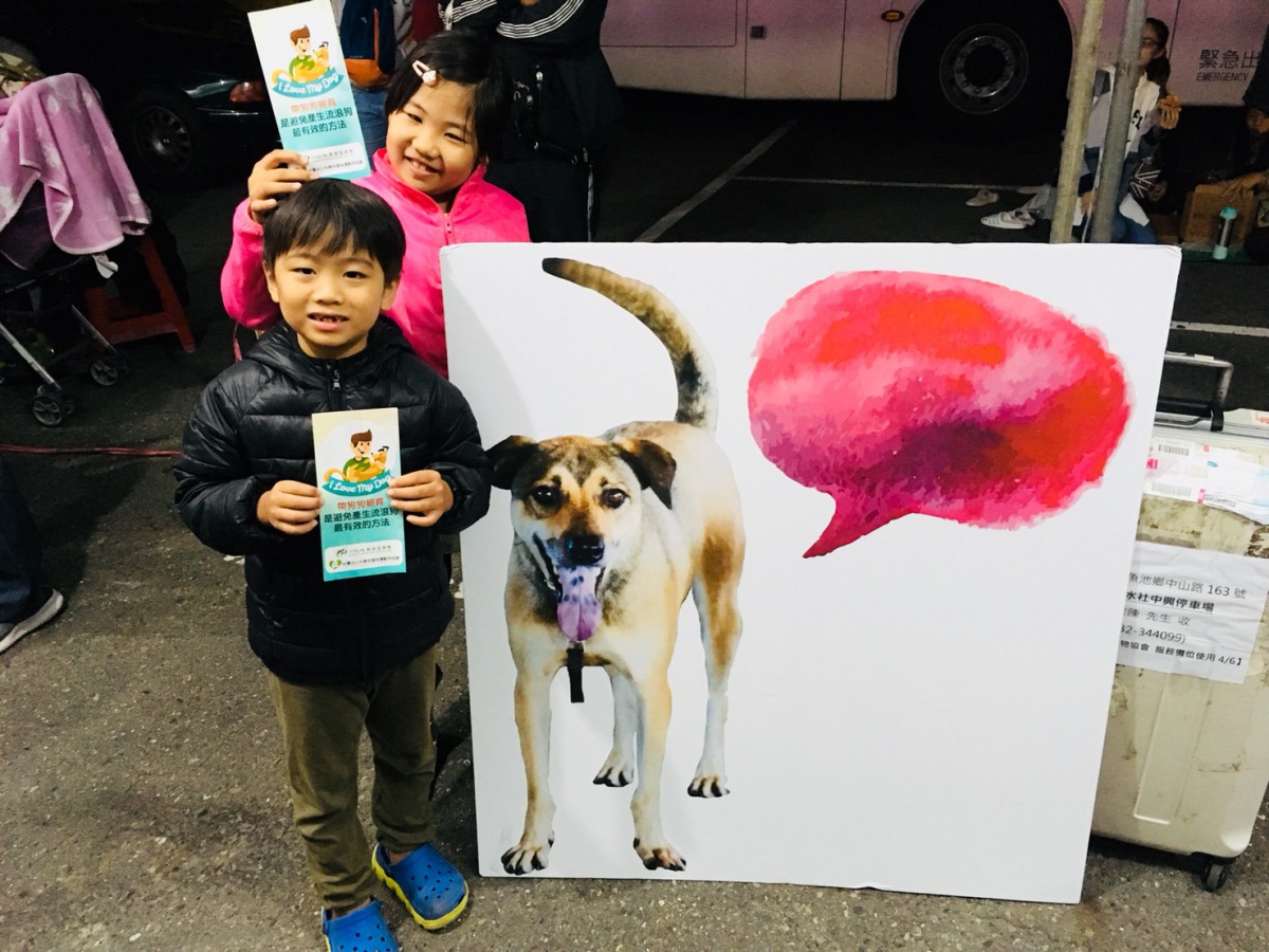 當天幫忙叫賣的小朋友。凃琍甄/攝影