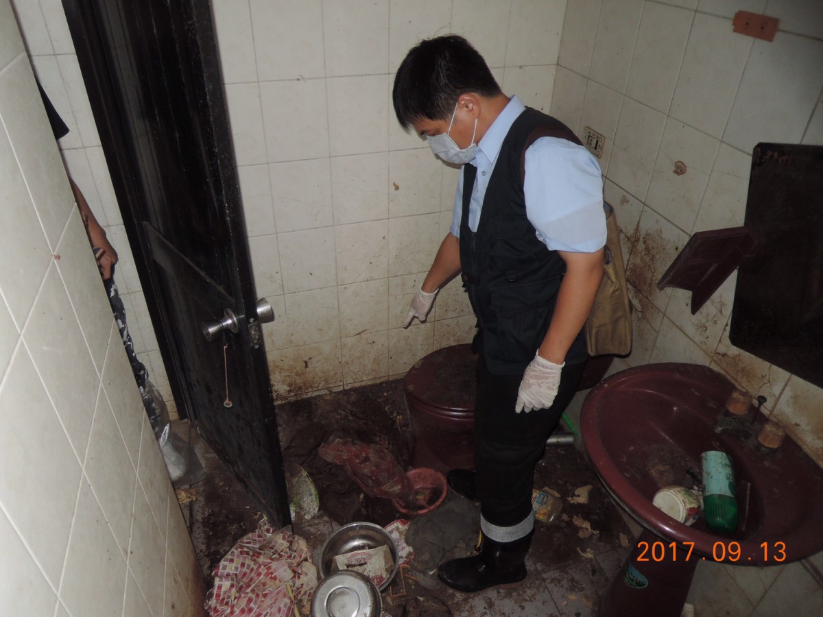 住宅廁所門緊閉，打開發現髒亂不開，貓咪已不知被關多久死亡。基隆動保防疫所/提供