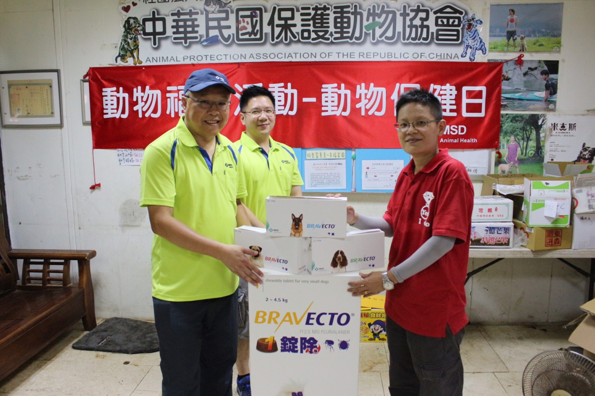 台灣英特威動物藥品公司贈送一錠除藥品給八里保育場。(攝影/朱曼寧)