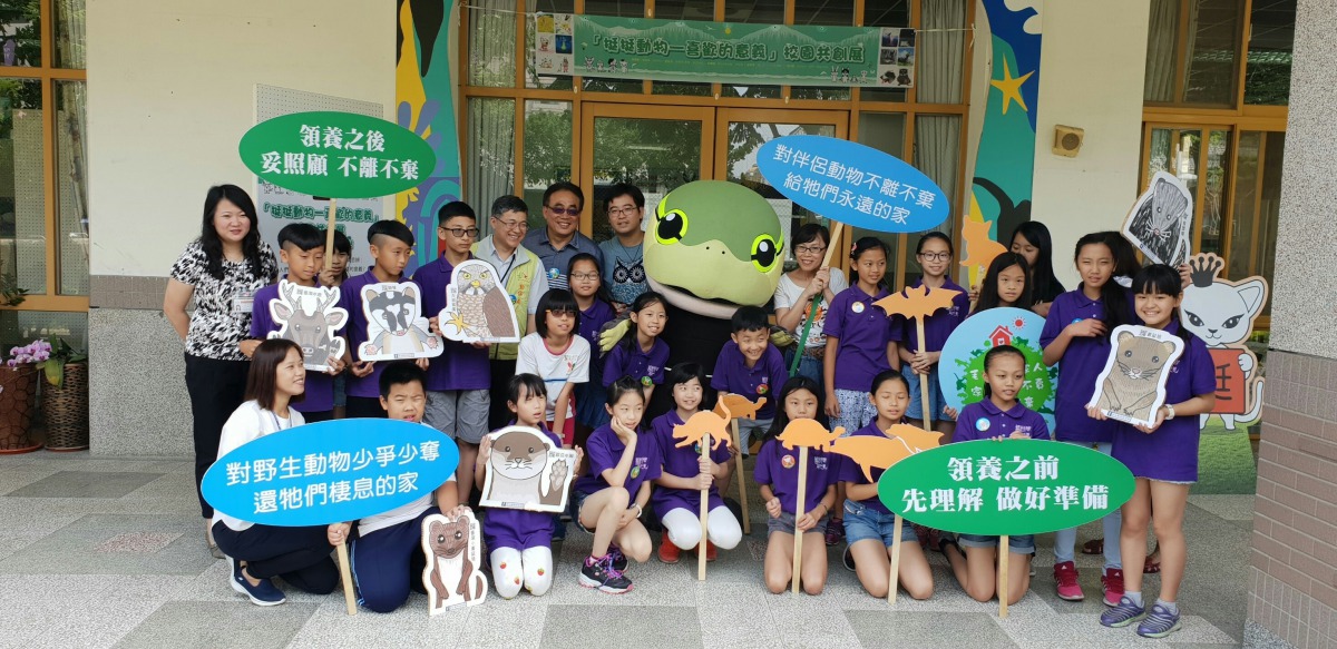 這次「挺挺動物校園共創展」共有11位公益插畫家34幅作品參展，讓來自台中市各國小的學童們參觀。謝婉妮/提供