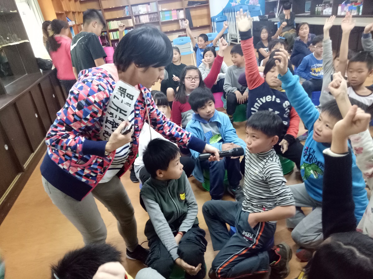 新北市動保處為將動保觀念向下紮根,舉辦數場國小生命教育巡迴課程。新北市動保處/提供