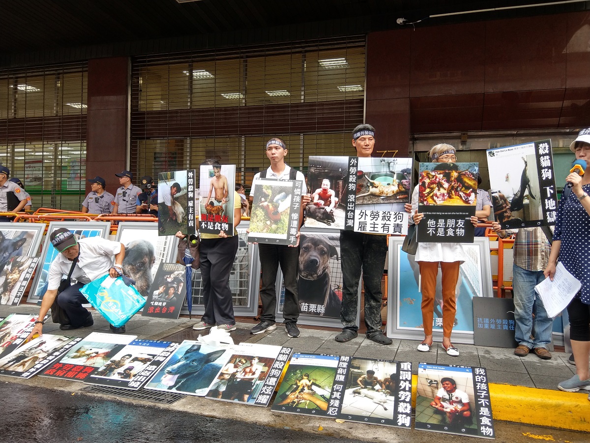 動保團體今(3)日至勞動部前要求修法,認為移工殺狗,雇主也應負法律責任。陳璽安/攝