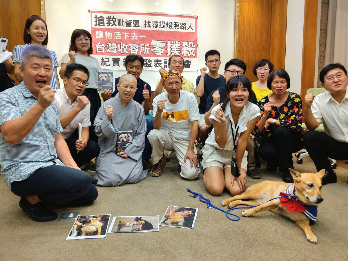 台灣動物保護行政監督聯盟今（7）日舉辦《讓牠活下去—台灣收容所「零撲殺」紀實》新書發表記者會。陳璽安/攝