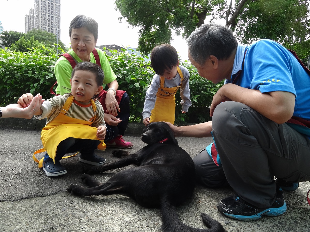 板橋動物之家舉辦的「動保小小兵」體驗活動,由志工老師帶小朋友學習照顧動物。新北市動保處/提供