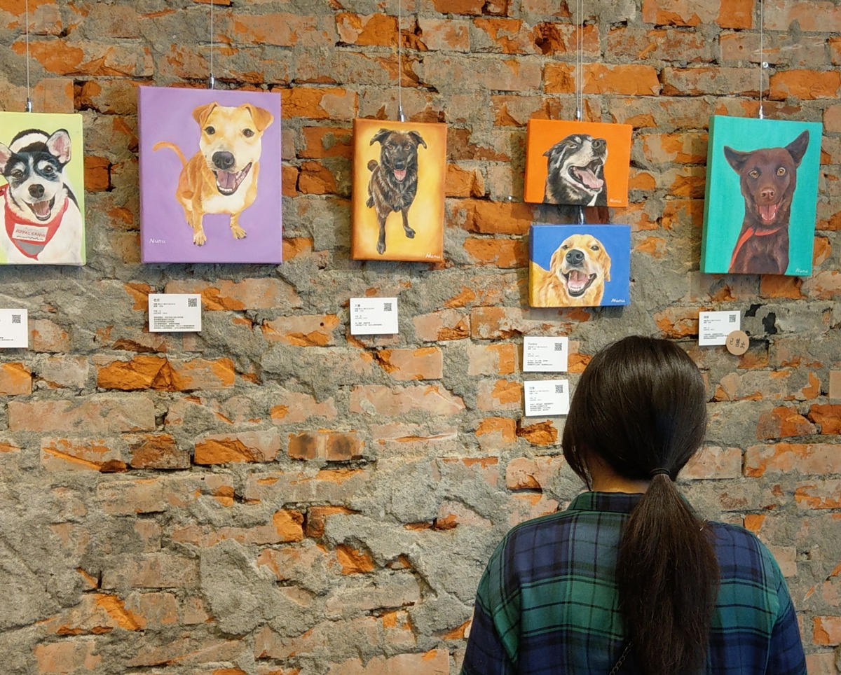 「浪愛發聲-簡利潔創作展」義賣所得將捐給APA中華民國保護動物協會,用來照顧、幫助更多狗。陳璽安/攝