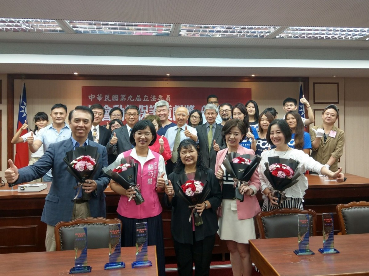 第二屆「國會動物保護貢獻獎」由陳學聖、蘇巧慧、陳曼麗、王育敏與吳思瑤獲獎。陳璽安/攝