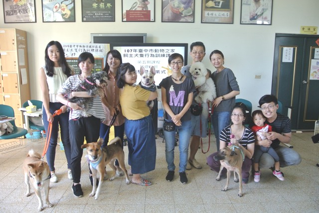 不只狗狗要上課,飼主也要一起學習!台中市動保處/提供