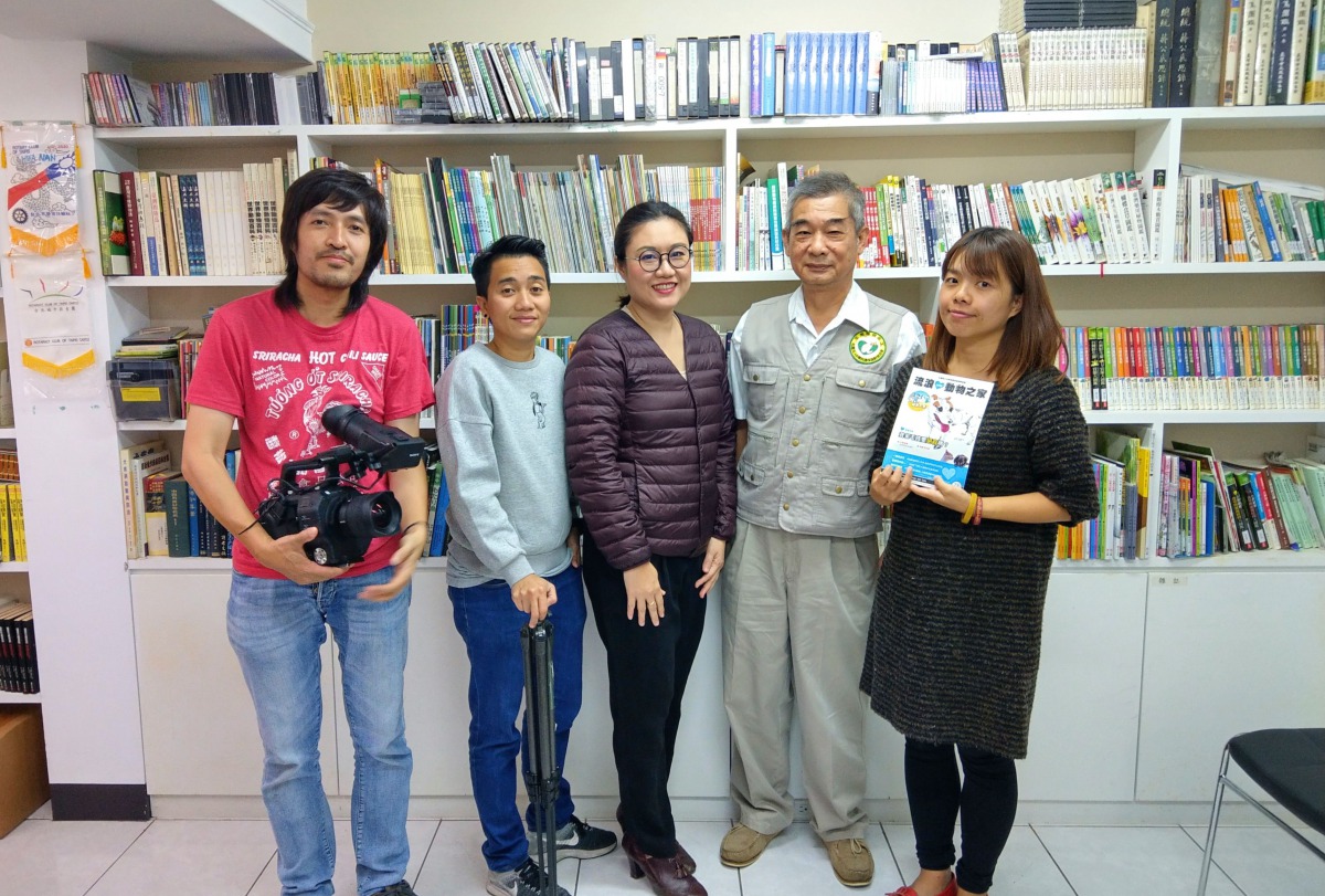 泰國PBS近日來台錄製動物保護專題節目,並與APA祕書長黃慶榮(右二)進行訪談,右三為記者Saolak Chakwiwattanakul。陳璽安/攝