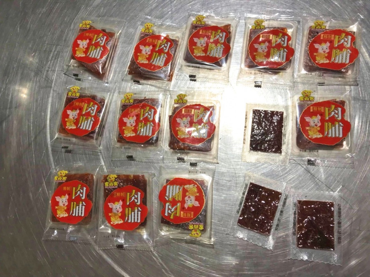 一名台灣籍何姓旅客夾帶200克豬肉乾入境,為20萬元罰單的首例。台北關/提供