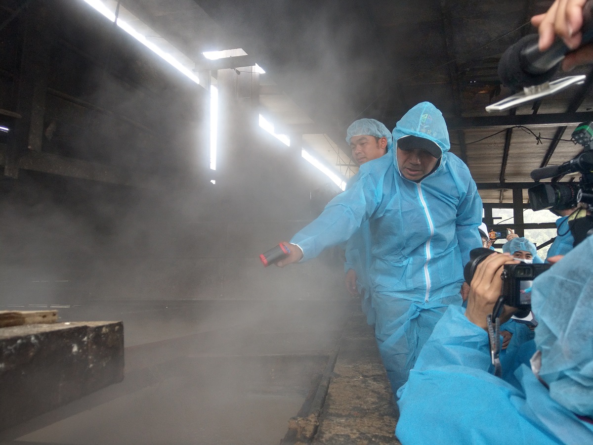 侯友宜訪視畜牧場視察豬農的蒸煮廚餘設備,親自使用紅外線測溫槍確認廚餘溫度。陳璽安/攝