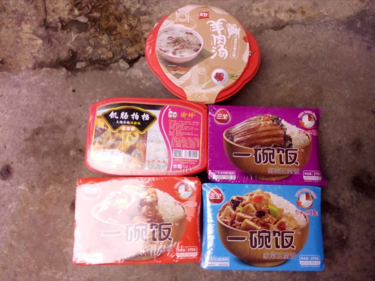 夾娃娃機放置中國製的食品供民眾夾取,部份商品含有豬肉成份。新北市動保處/提供