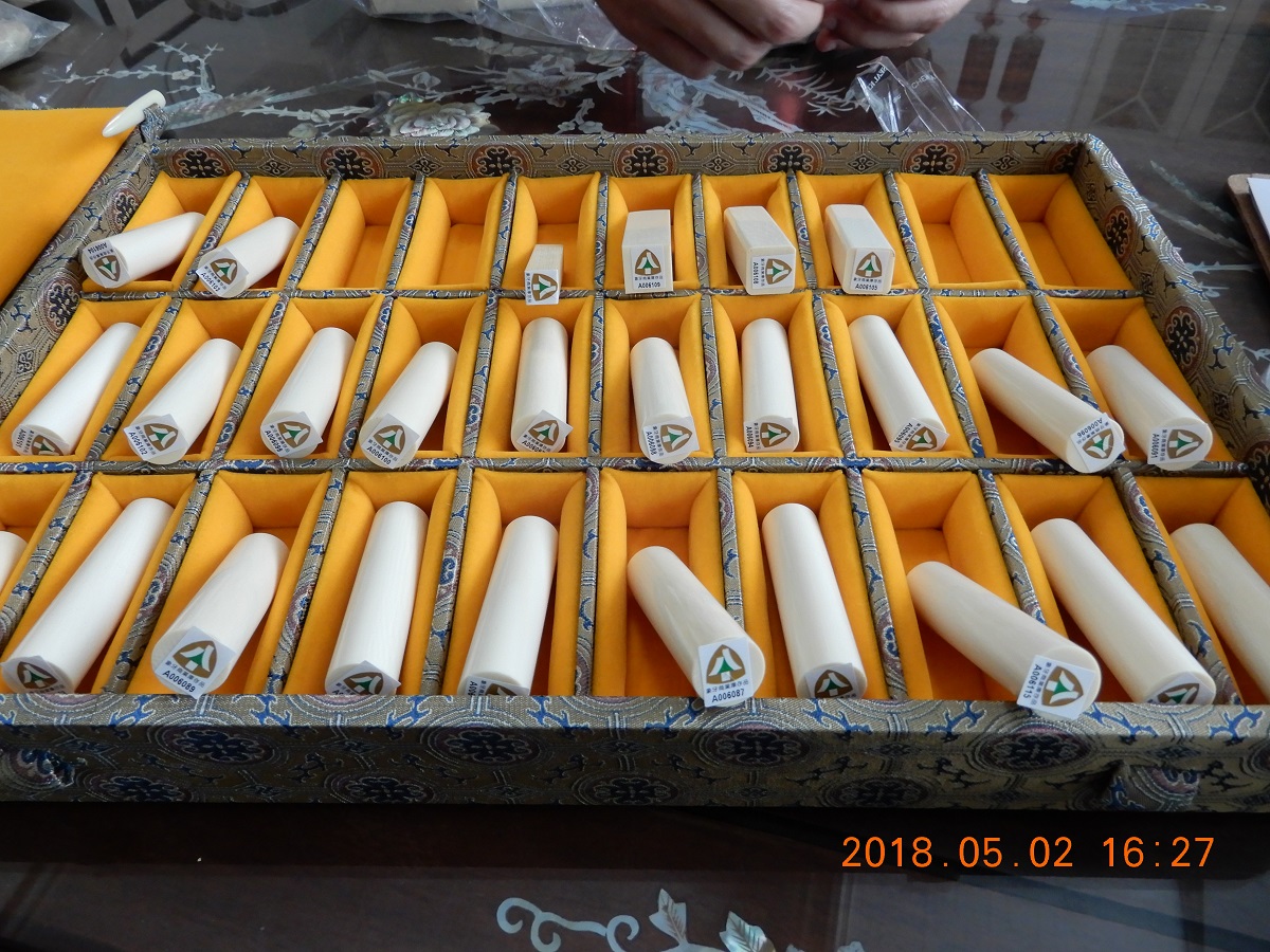 合法販售象牙及象牙製品的期限為2019年12月31日，北市合法販售之象牙印材貼有防偽標籤以供民眾消費者辨識。台北市動保處/提供