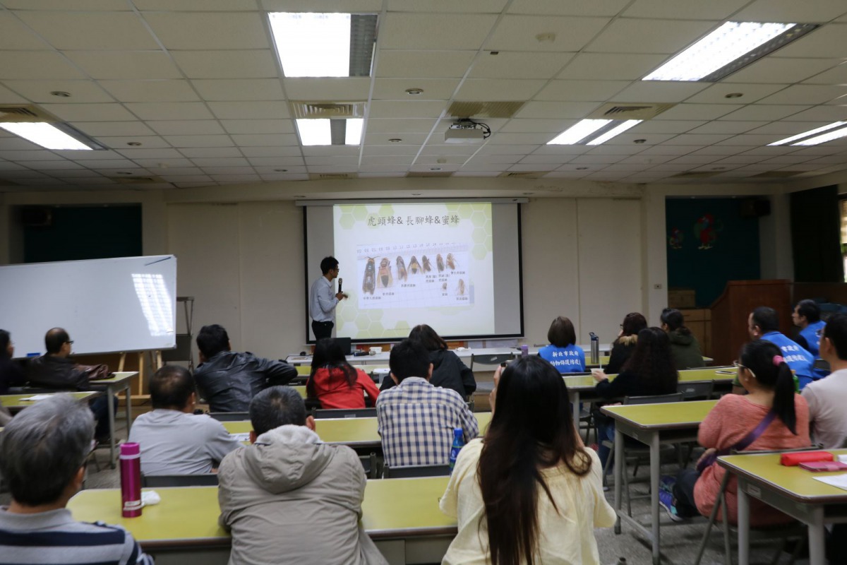 新北市動保處編定了案件處理準則手冊,並對委外人員進行教育訓練與測驗。圖為邀請捕蜂達人蔡明憲進行蜂類習性講習,新北市動保處/提供