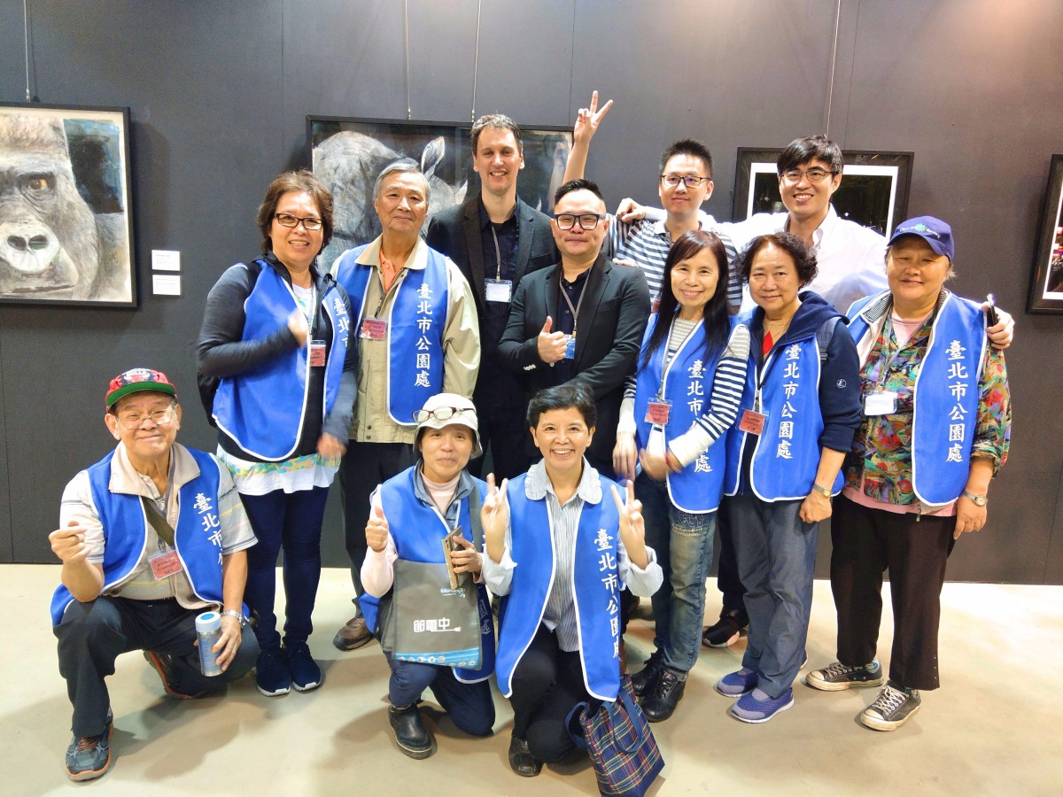 Russ Ronat、郭宗德與台北市公園處工作人員合影，民眾能在台北典藏植物園免費欣賞這系列藝術作品。陳璽安/攝