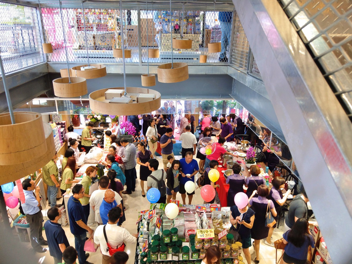 知名連鎖用品店新開幕，結合寵物用品、美容、餐廳與寵物教室。陳璽安/攝