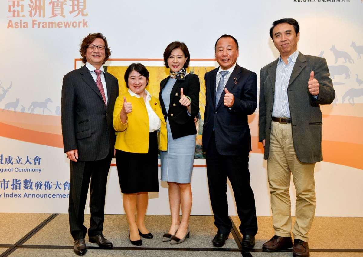 「亞洲動物友善聯盟」成員合影，由左至右分別為玄陵、小宮山泰子、王育敏、大島九州男以及陳學聖。亞洲動物友善聯盟/提供