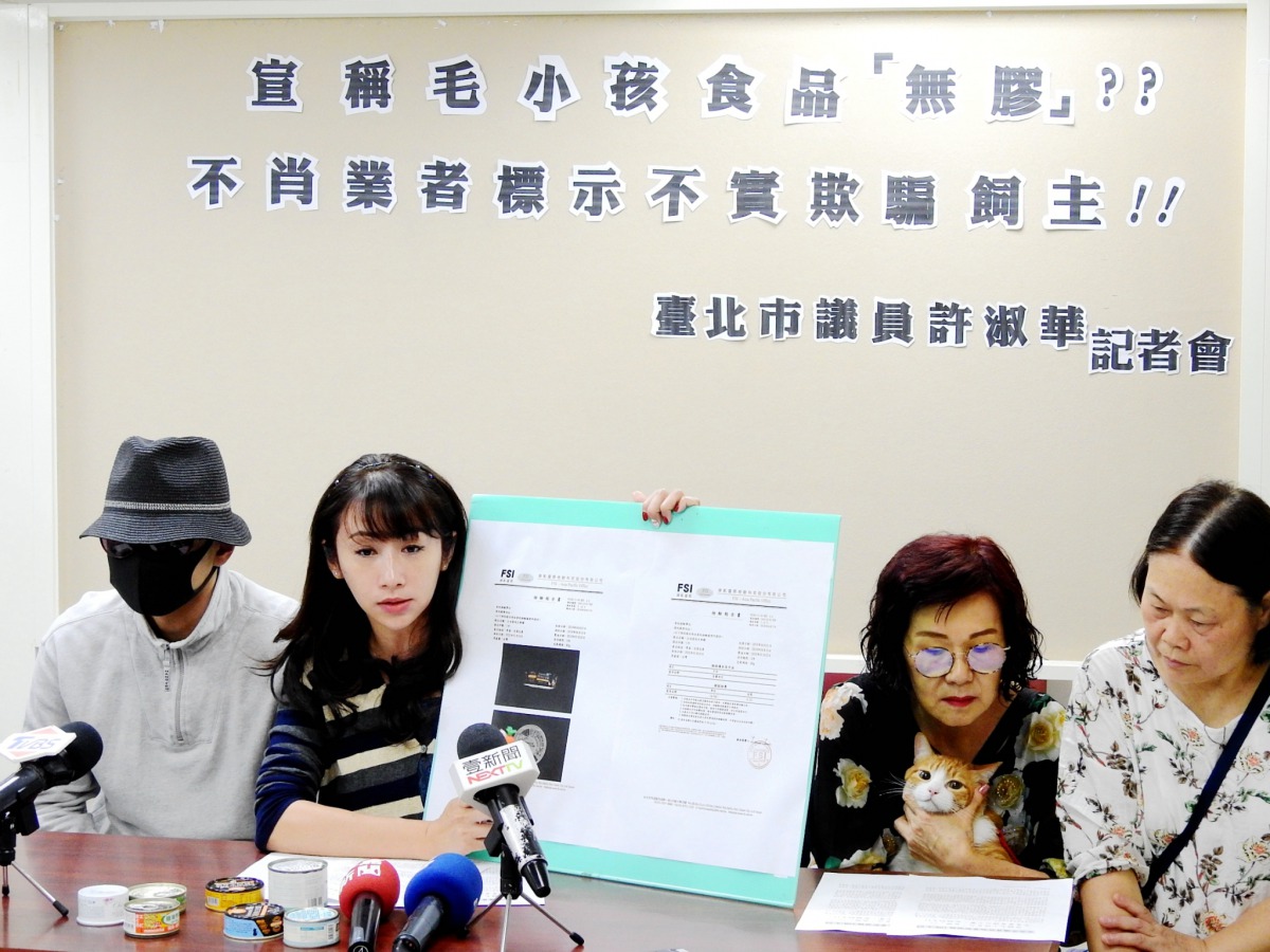 議員許淑華召開記者會，指出業者宣稱無添加膠物的主食罐竟驗出「卡拉膠」。許淑華辦公室/提供