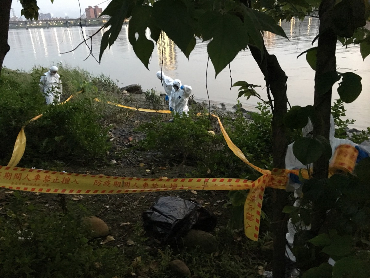 台北市動保處防疫人員在現場拉起封鎖線。台北市動保處/提供