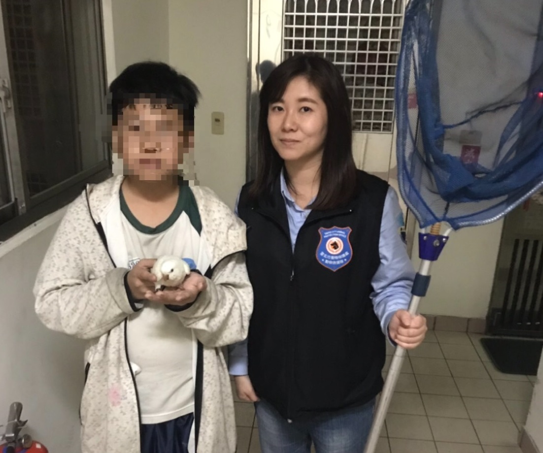 翹家小鸚鵡平安回到小主人溫暖的懷抱。台北市動保處/提供