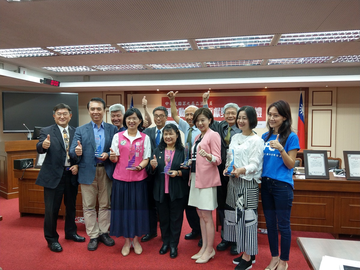 第二屆「國會動物保護貢獻獎」由陳學聖、蘇巧慧、陳曼麗、王育敏與吳思瑤獲獎。陳璽安/攝