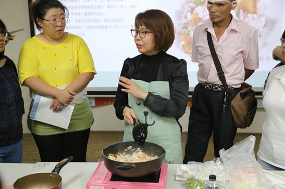 各地動保處時常舉辦各式講座與課程，課程種類也越來越多元，圖為新北市寵物達人系列講座上課照片，老師現場示範如何製作寵物鮮食。新北市動保處/提供