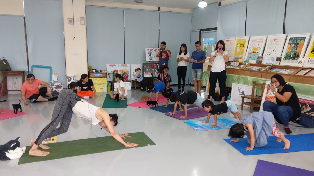 高雄動保處舉辦「狗狗瑜珈」課程,讓4至10歲的小朋友與園區收容的狗狗一起做瑜伽。高雄市動保處/提供