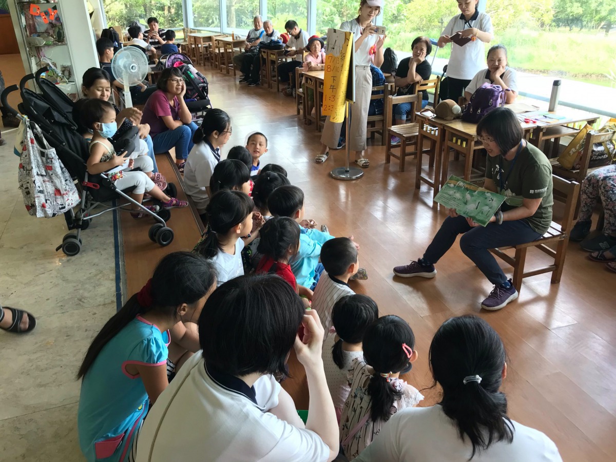 「小水鴨說故事」讓小朋友透過聽故事融入大自然的世界。台北市動保處/提供