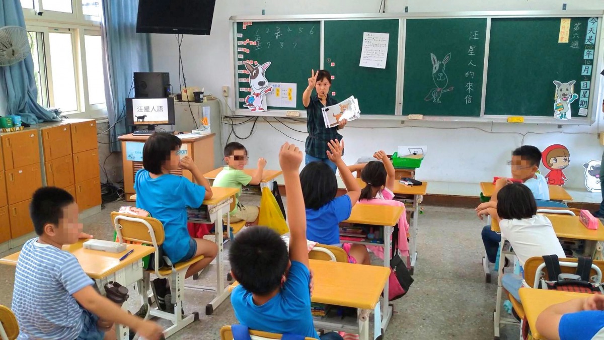 高雄市率先完成2套動保教育教案,其中教案「汪星人來信」已於昨(2)日首度於高雄市燕巢區的深水國小實行。高雄市動保處/提供