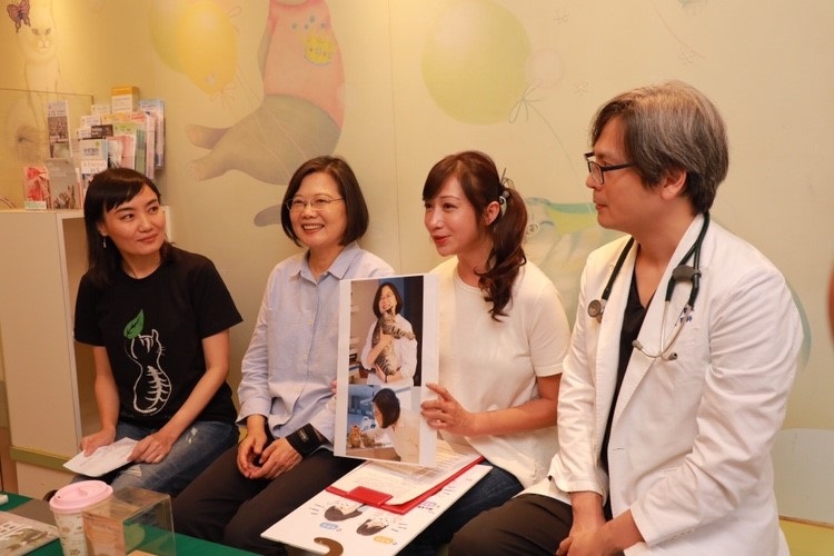 總統蔡英文大與台北市立委候選人許淑華拜訪動物醫院，大談貓經。許淑華辦公室/提供