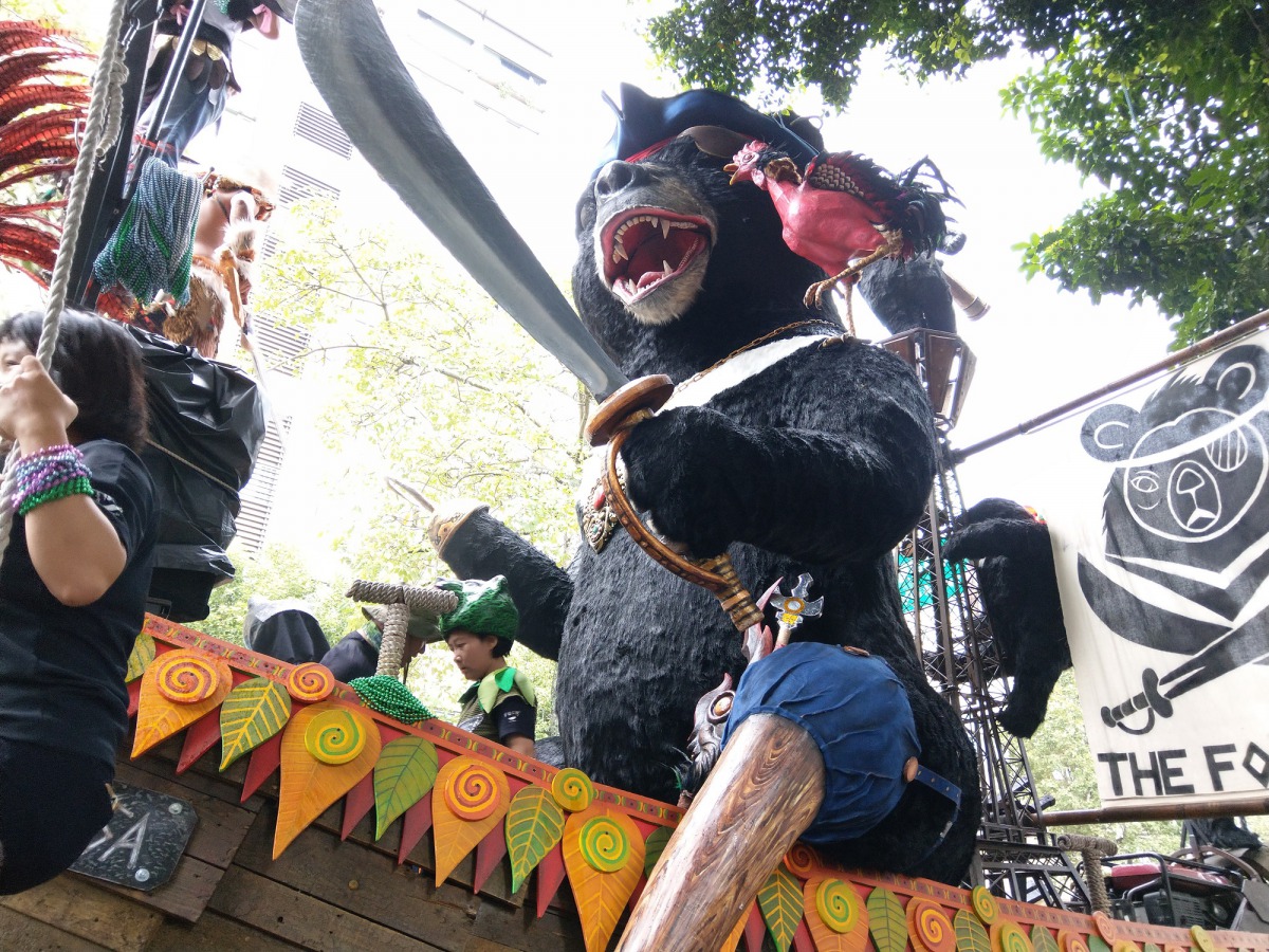 主題花車「海盜虎克熊」的氣勢磅礡,在牠兇猛的目光與鐵鉤背後,又有怎樣的故事呢?陳璽安/攝