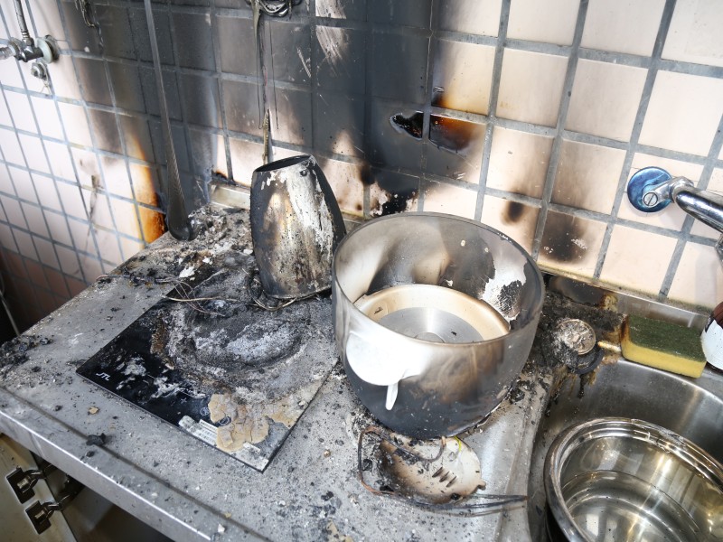 寵物誤觸電陶爐開關後,引燃上方可燃物。新竹市消防局/提供