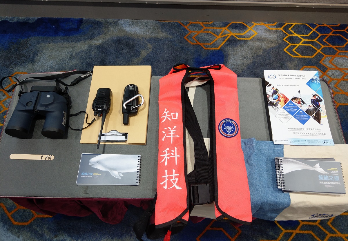 鯨豚觀察員與被動聲學監測員配備。陳璽安/攝