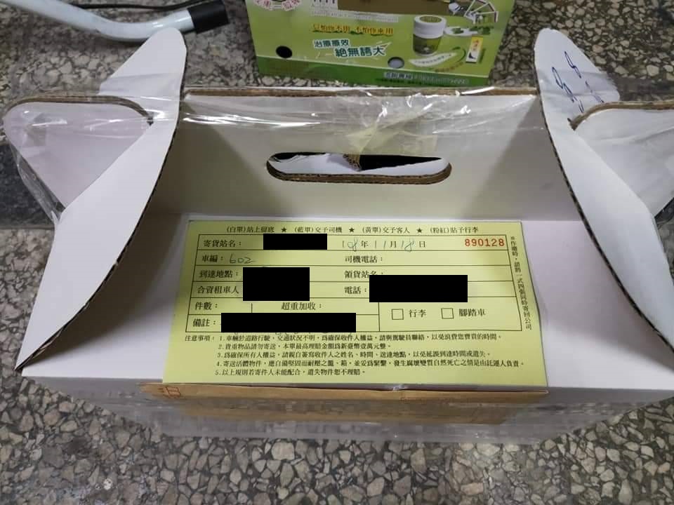 寵物業者以水果箱代替運輸籠來裝小狗。翻攝自網路