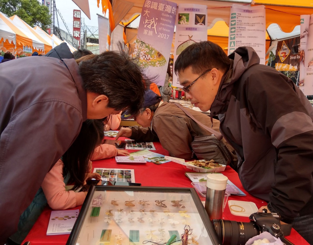 許多大小朋友以熱情抵擋寒風，在各攤位間玩遊戲、闖關拿獎品。陳璽安/攝