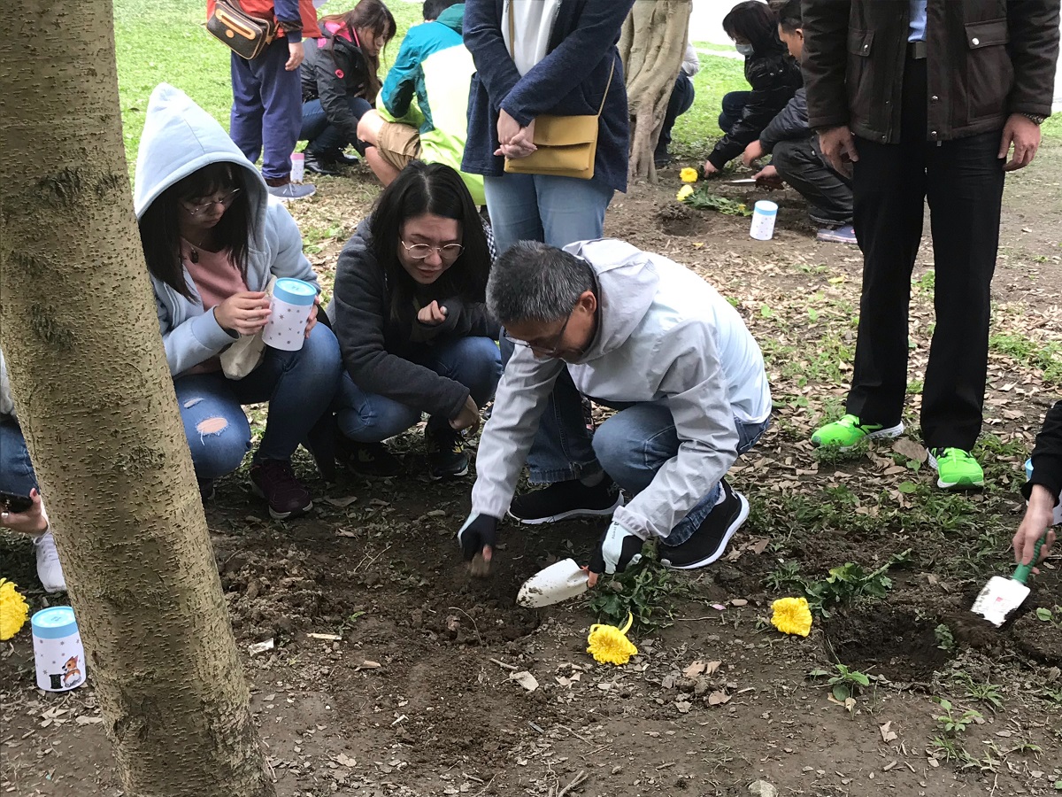 12個家庭參與寵物樹葬活動,親手將寵物骨灰植存於大地。新北市動保處/提供