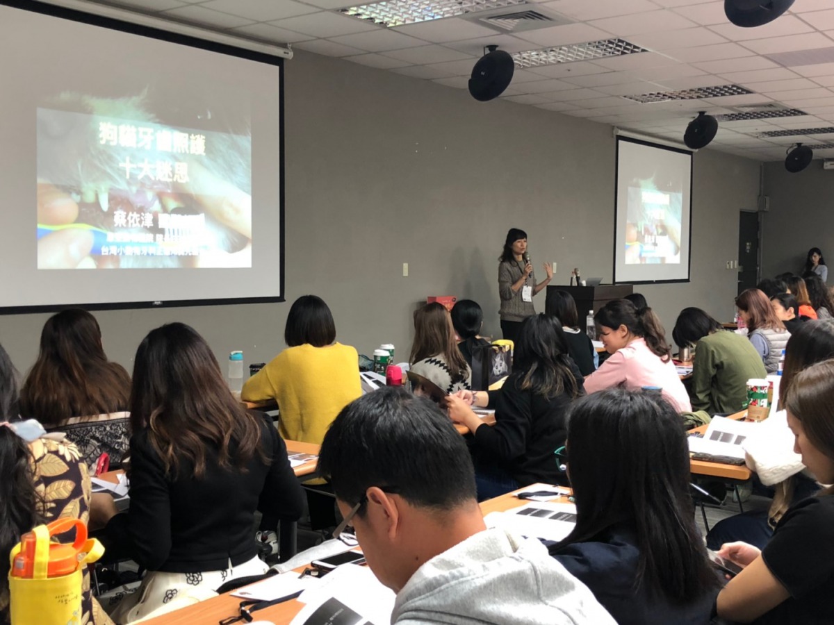 中華民國獸醫內科醫學會與美商瑪氏公司合作推出「年終party-犬貓知識接力賽」。圖為蔡依津獸醫師說明犬貓牙齒照護知識，美商瑪氏公司/提供