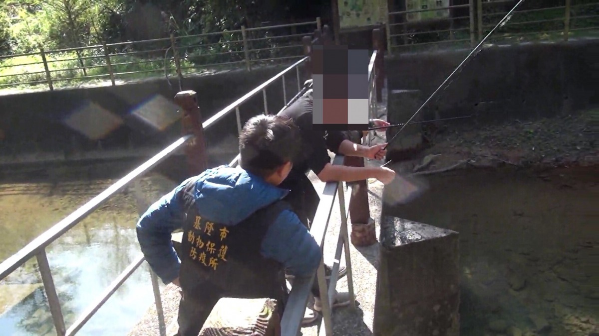 2名高中生在封溪護魚區域釣魚，人贓俱獲遭開罰。基隆動保所/提供