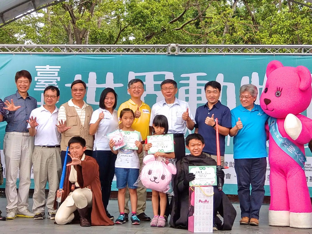 台北市長柯文哲與著色比賽得獎小朋友合影。陳璽安/攝