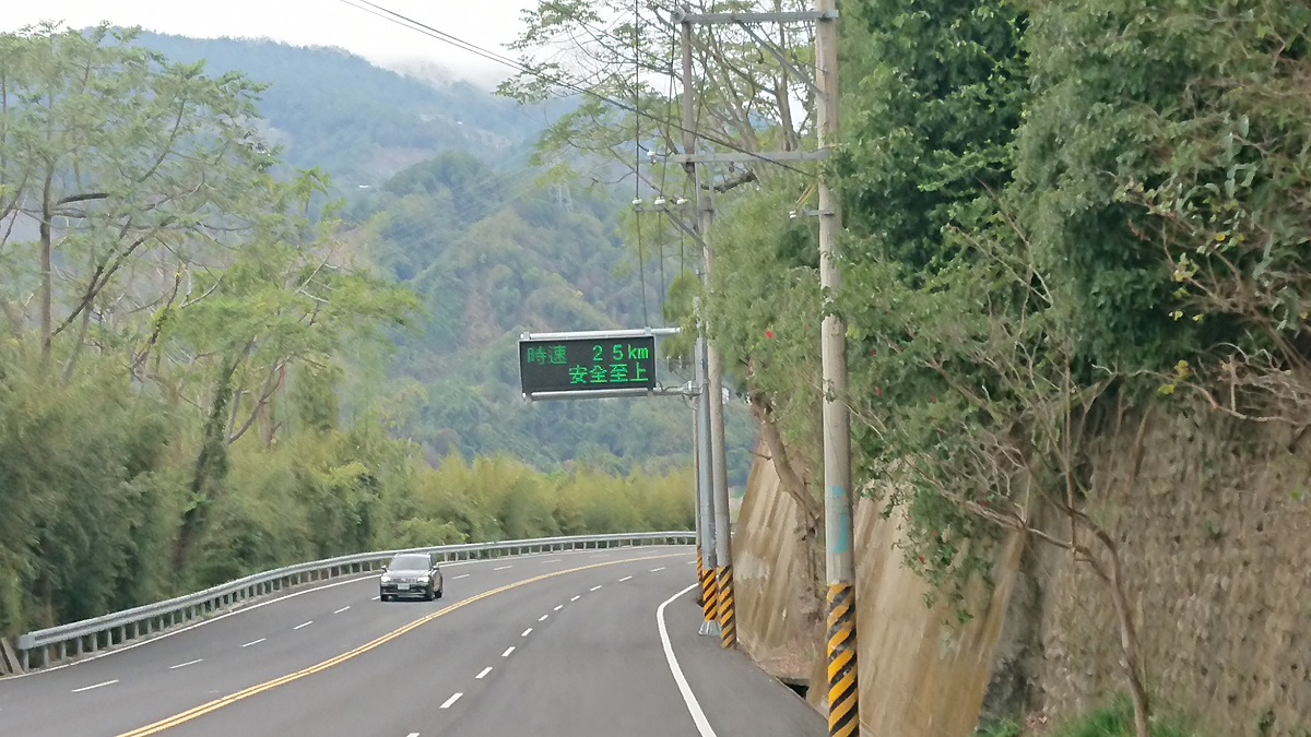 中興大學蔣雅郁教授團隊研發出主動式的智慧警示系統，同時警示用路人以及動物，以避免路殺發生。陳品學/攝，蔣雅郁/提供